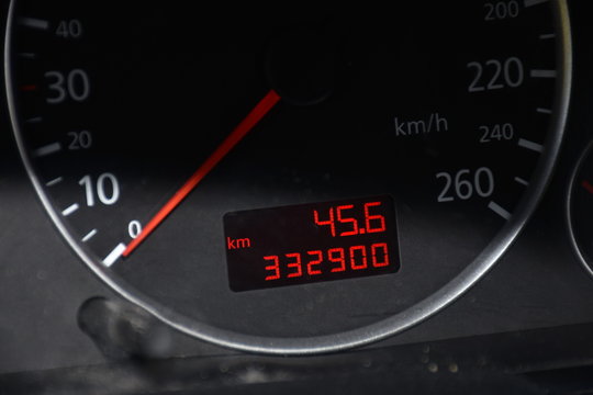 Tachometer, Kilometer, Kilometerz&auml;hler, Kilometerstand, Strecke, Zur&uuml;ckgelegt, gefahren, Auto, PKW, Fahrzeug, alt, 300000, 300.000, km, Geschwindigkeit, Nadel, Zeicher, Tachometernadel, alt, gebraucht