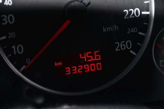 Tachometer, Kilometer, Kilometerz&auml;hler, Kilometerstand, Strecke, Zur&uuml;ckgelegt, gefahren, Auto, PKW, Fahrzeug, alt, 300000, 300.000, km, Geschwindigkeit, Nadel, Zeicher, Tachometernadel, alt, gebraucht