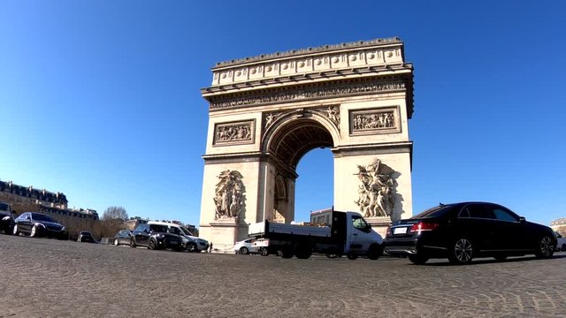 Arco del Triunfo y time lapse con gran tr&aacute;fico y coches en Par&iacute;s