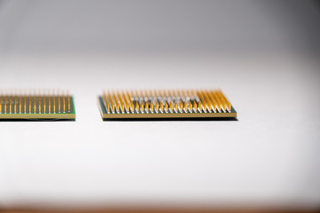Unterseite von Prozessor CPU isoliert auf weißem Hintergrund
