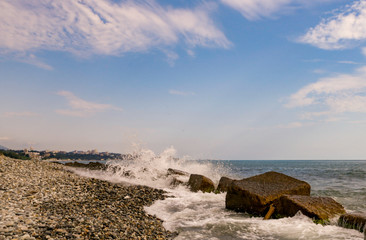Fototapeta premium white waves smash on rocks on the beach