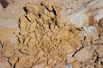texturas de rocas y arena amarillas y moradas