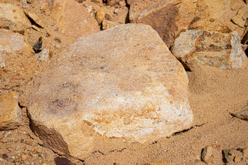 texturas de rocas y arena amarillas y moradas