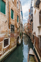 Fototapeta na wymiar Narrow Venetian canals