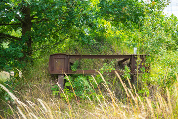 Verwaister Zugwagon steht auf einem nicht Mehr befahrenen Gleis
