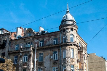 Fototapeta premium Old retro neglected beautiful city house building on clear blue sky background