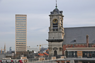 Fototapeta na wymiar Bruxelles, nuovi palazzi e vecchie torri