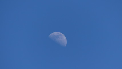 lune sur ciel bleu