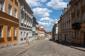 Fototapeta na wymiar Ulice Warszawy z kolorowymi kamienicami