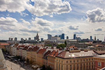 Panorama Warszawy, dachy kamienic na Starym Mieście, w tle wieżowce i Pałac Kultury