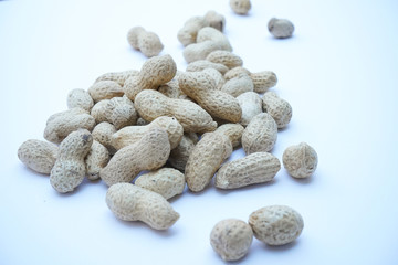 cacahuètes entassées sur fond blanc