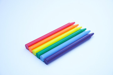 Fototapeta premium crayon vue du dessus sur fond blanc représentant les couleurs de la communauté LGBT