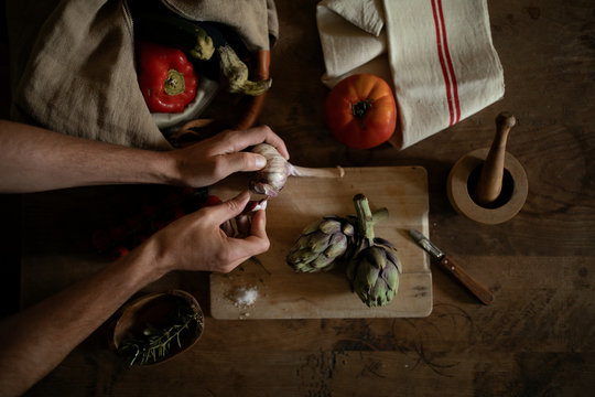 Man peeling a garlic bulb