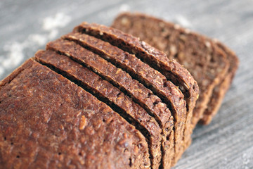 Frisches aufgeschnittenes Vollkornbrot aus der Bäckerei