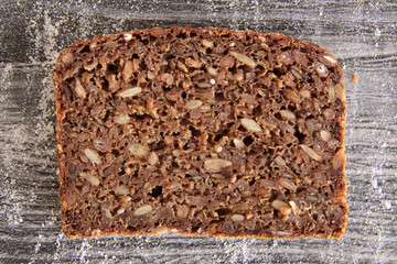 Frisches aufgeschnittenes Vollkornbrot aus der Bäckerei