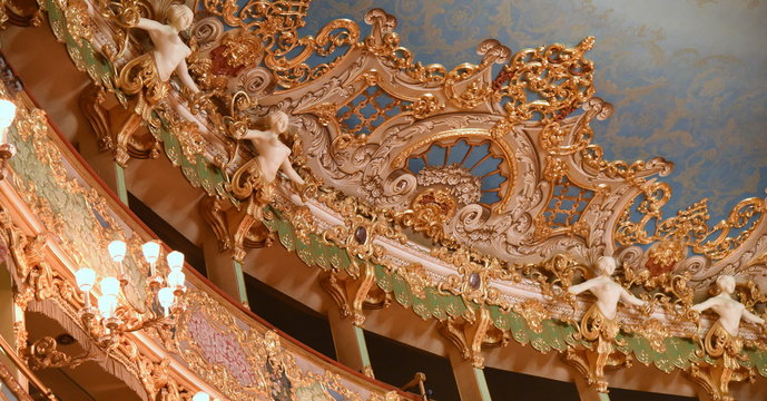 Wundervolle Deckengestaltung mit goldenen Skulpturen und Ornamenten im Teatro La Venice