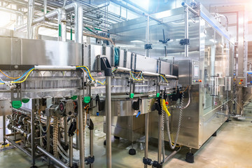 Automated industrial machine tool conveyor equipment for bottling juice into plastic bottles in...