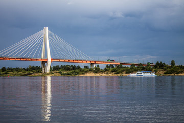 Fototapeta premium Duży most wantowy nad rzeką Oka w Murom w Rosji