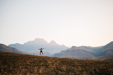 Obraz premium Man Jumps amidst the Mountains
