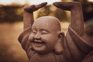 Buddha lächelt im Sonnenuntergang