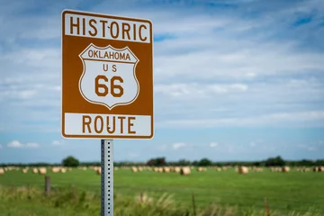 Gordijnen Historisch bruin en wit bord op US Route 66 in Oklahoma © Michael Flippo