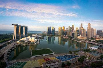Fototapeta premium Singapore cityscape at dusk. Landscape of Singapore business building around Marina bay. Modern high building in business district area at twilight..