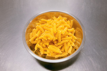 らせん状のパスタ・フジッリ「fusilli」（調理前）：食材写真、イタリアン