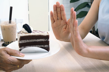 Women push the cake plate and pearl milk tea. Stop eating dessert to lose weight.