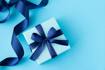 美しい青いプレゼントのイメージ