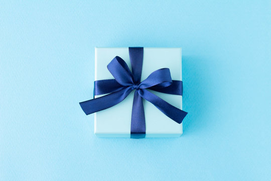 青いプレゼントのイメージ