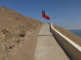 Bandera,subida,camino,cerro,cielo,azul,paisaje,muro,escalera,baranda,rocas.