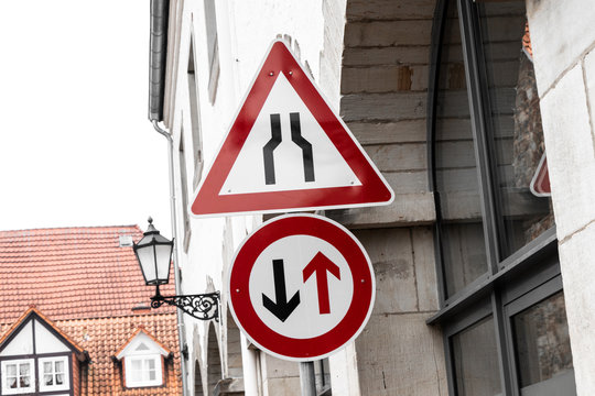 Verengte Fahrbahn Vorfahrt f&uuml;r Gegenverkehr