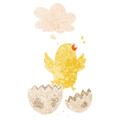 Naklejka premium cartoon bird hatching from egg and thought bubble in retro textured style