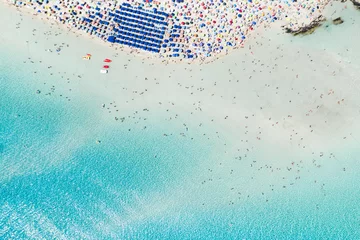 Poster La Pelosa Strand, Sardinië, Italië Stunning aerial view of the Spiaggia Della Pelosa (Pelosa Beach) full of colored beach umbrellas and people sunbathing and swimming in a beautiful turquoise clear water. Stintino, Sardinia, Italy.