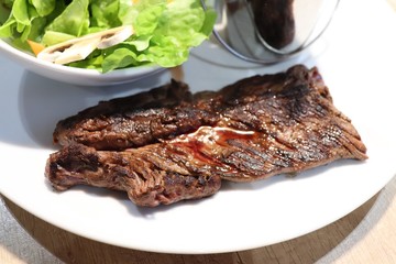 Pièce du boucher - Steak de boeuf - accompagnée de frites et d'une salade 