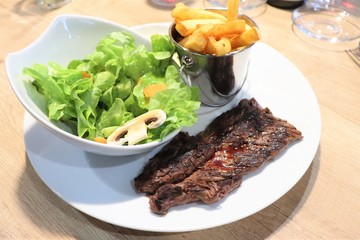 Pièce du boucher - Steak de boeuf - accompagnée de frites et d'une salade 