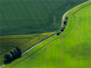 vue aérienne d'une route dans les champs à Saint-Vaast-du-Val en Seine Maritime en France