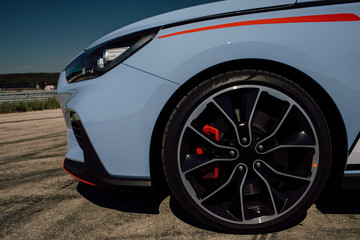 Obraz na płótnie Canvas The beautiful wheel of a sport car, with the asphalt, in a race track. sport car on track 