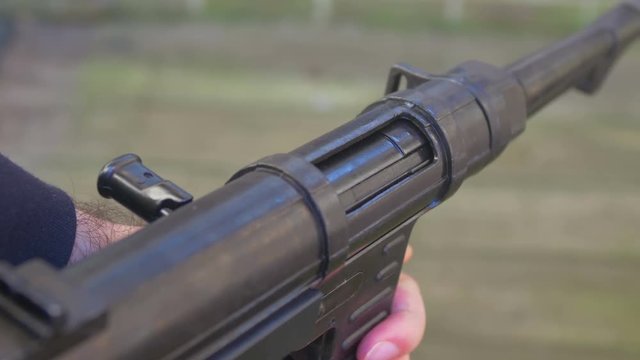 Bolt release MP40