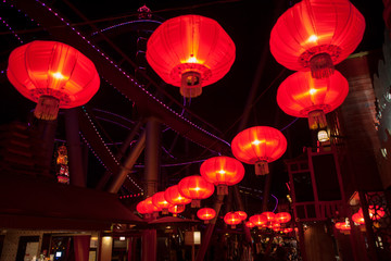 Obraz na płótnie Canvas red chinese lamps in the amusement park
