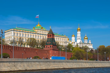 Obraz premium Moscow, Russia - May 6, 2019: View of the Moscow Kremlin and the Kremlin Embankment of Moscow River on a summer day