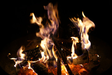 Brennendes Holz in einem Lagerfeuer bei Nacht