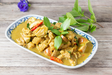 Green curry (Kaeng kheiyw hwan)
