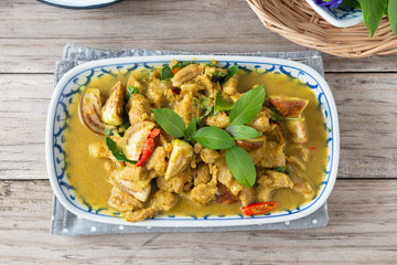 Green curry (Kaeng kheiyw hwan)