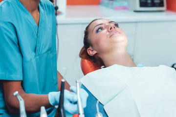 Dentist clening the teeth of a pacient in the dentistry