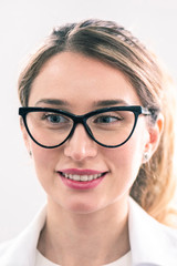 Obraz premium Young caucasian female dentist at the workplace in a dentistry cabinet
