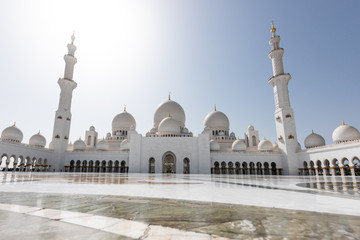 Fototapeta premium The famous Sheikh Zayed Grand Mosque from Abu Dhabi, United Arab Emirates