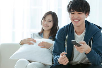 テレビを見るカップル