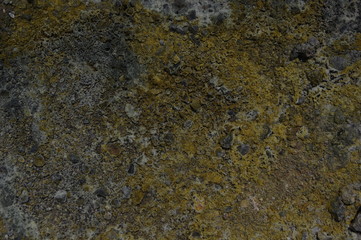 Schwefelablagerung an Felsen