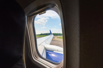 Wing of an aiplane viewed from the inside of the aircraft